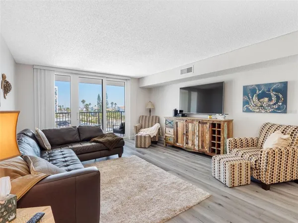 $3,500 | 1460 Gulf Boulevard, Unit 308, Clearwater Beach, FL 33767