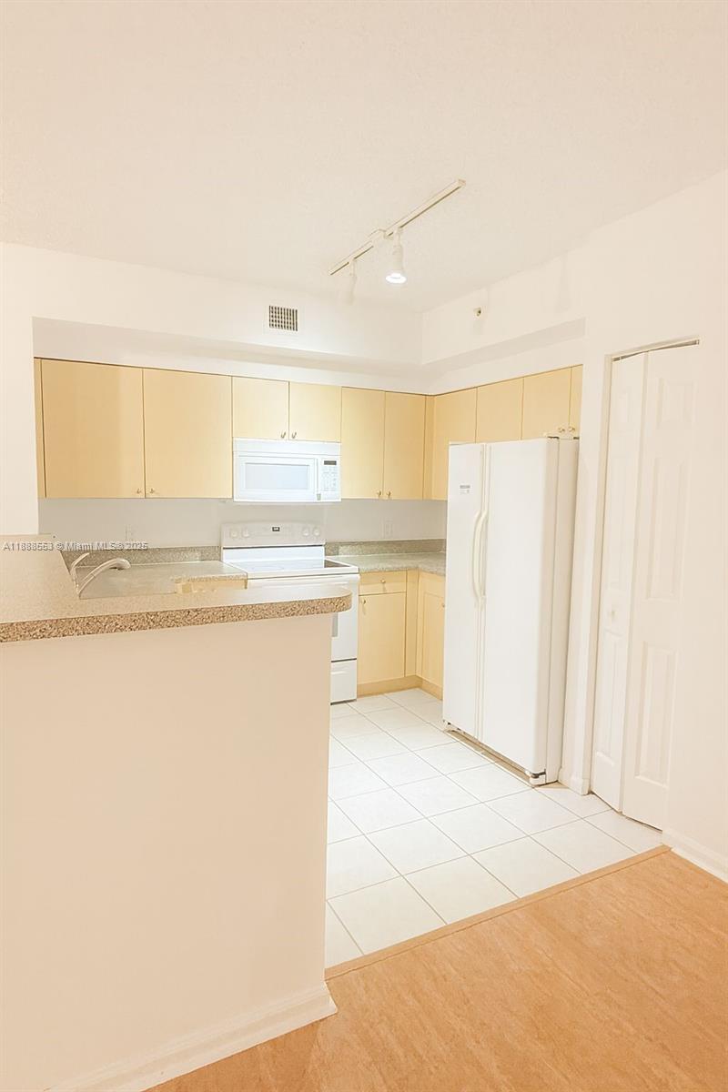 8040 North Nob Hill Road, Unit 105 Tamarac, FL 33321 - Photo 17 of 21