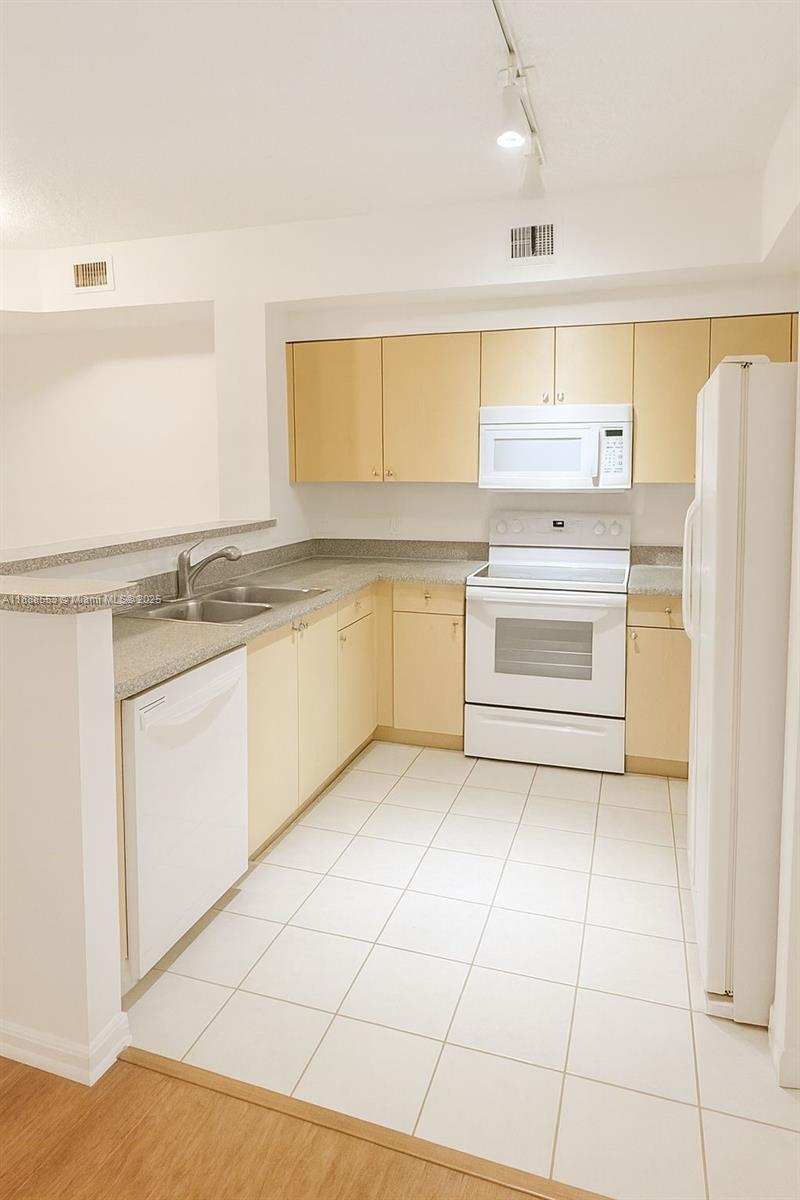 8040 North Nob Hill Road, Unit 105 Tamarac, FL 33321 - Photo 18 of 21