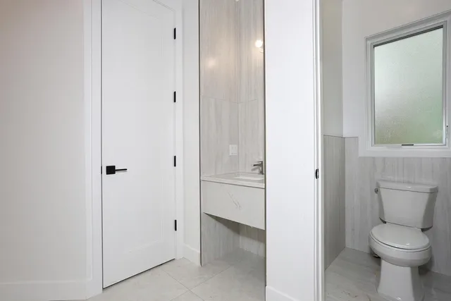 a bathroom with a toilet