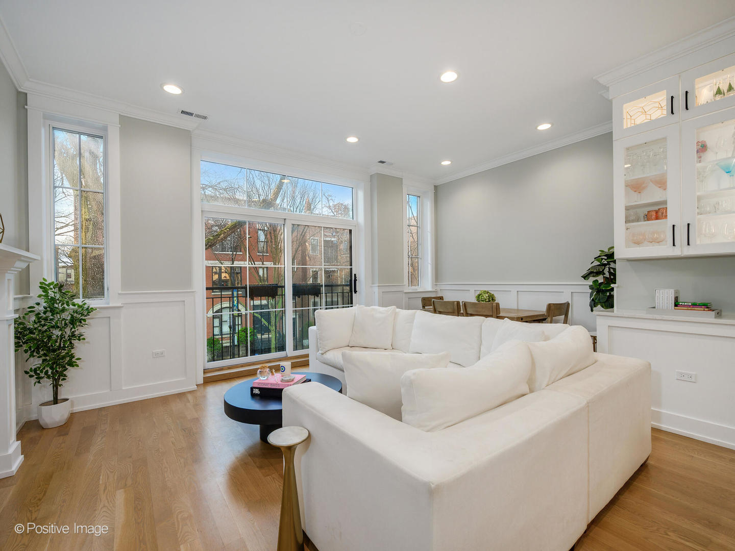 2143 North Racine Avenue, Unit 2 Chicago, IL 60614 - Photo 2 of 19