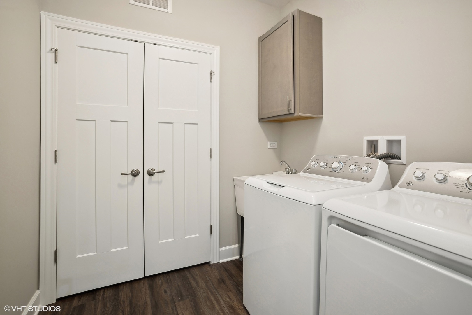 259 Masters Drive Addison, IL 60101 - Photo 13 of 17 a utility room with dryer and washer