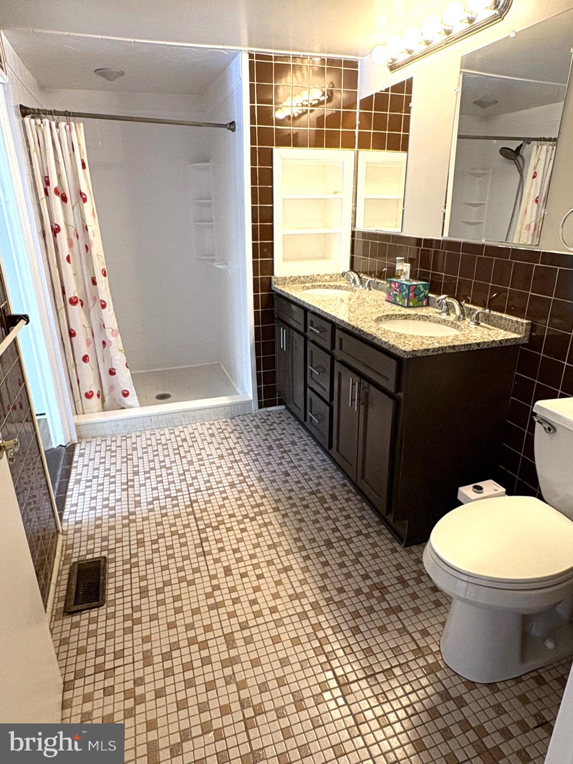 512 Dennis Avenue Silver Spring, MD 20901 - Photo 13 of 28 Master Bathroom