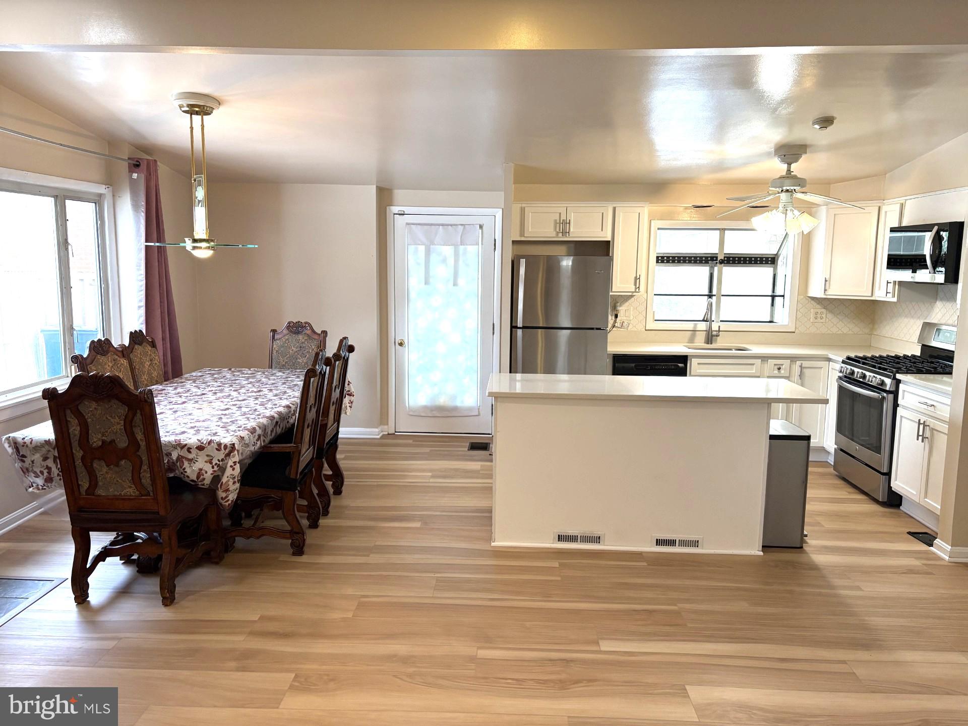 512 Dennis Avenue Silver Spring, MD 20901 - Photo 2 of 28 Living Rm