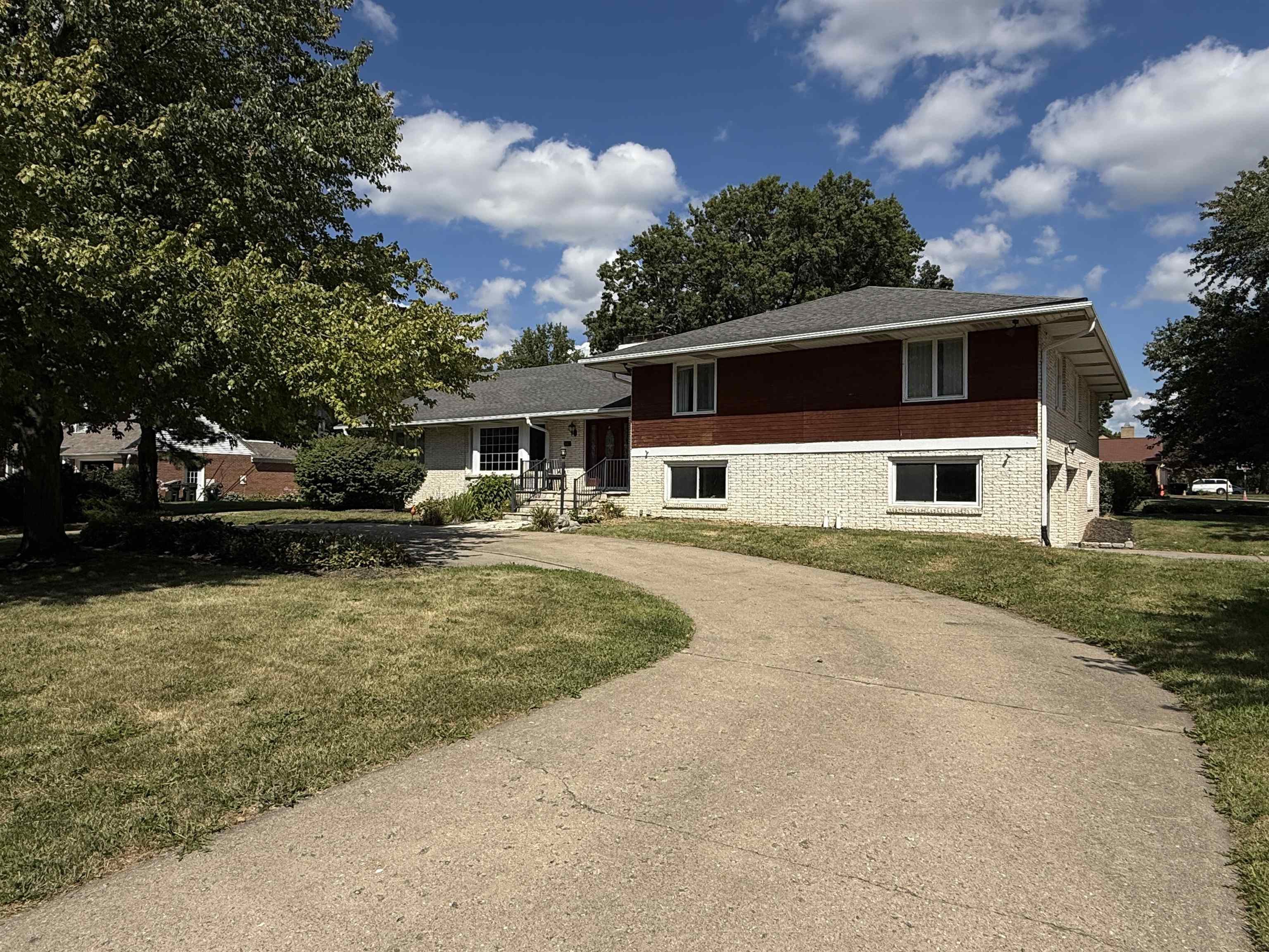 402 West Le Fevre Road Sterling, IL 61081 - Photo 2 of 39 a front view of a house with a yard