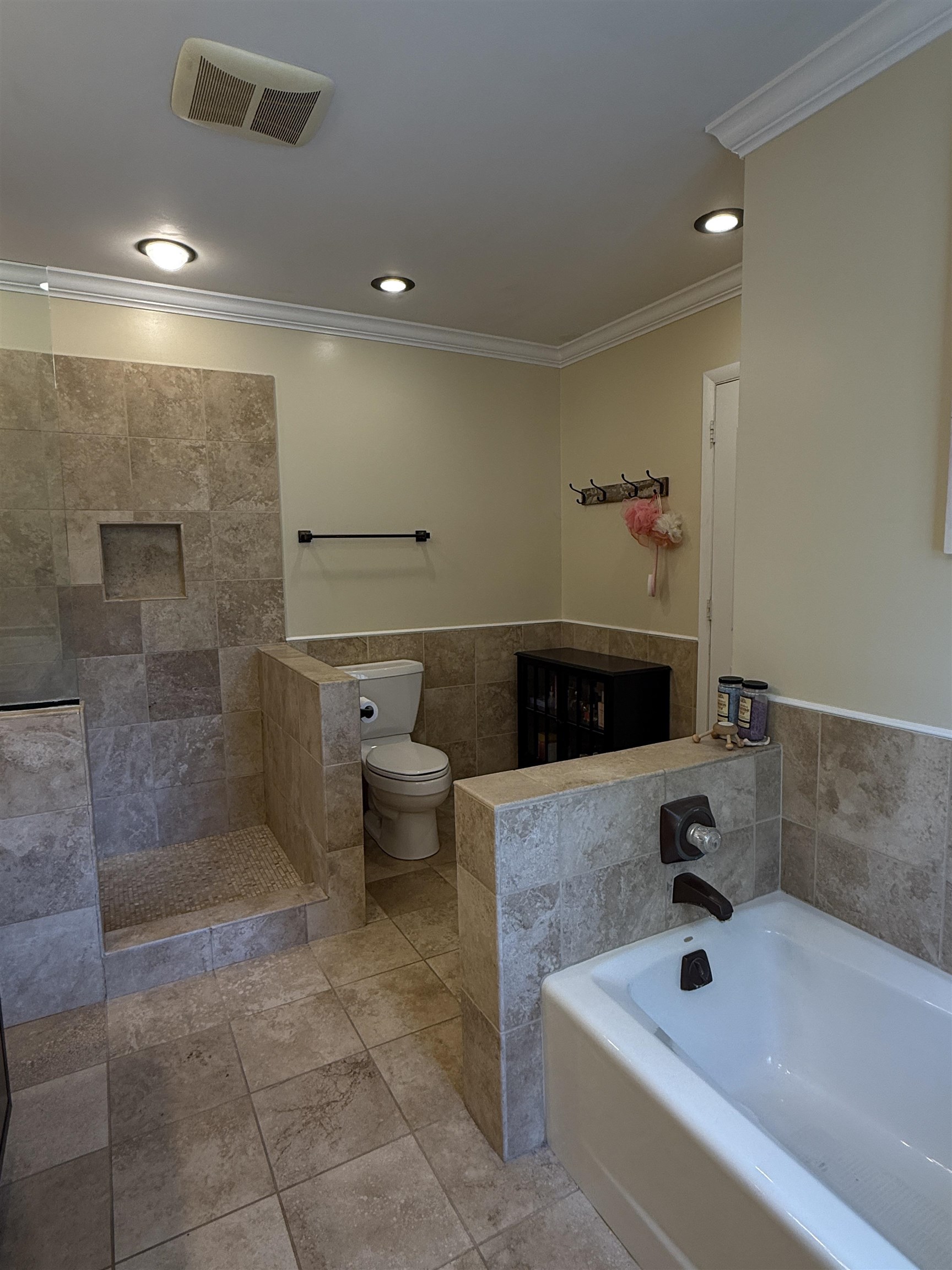 402 West Le Fevre Road Sterling, IL 61081 - Photo 22 of 39 a bathroom with a bathtub and shower
