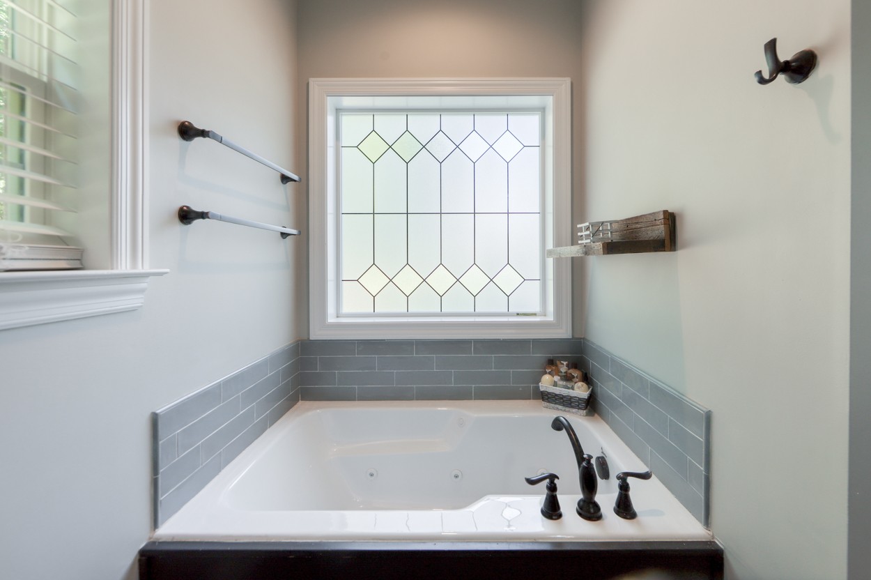 65 Sheltontown Road Manchester, TN 37355 - Photo 19 of 46 a bathroom with a tub