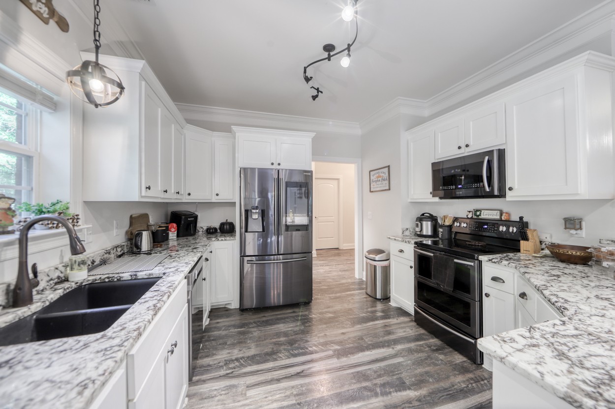 65 Sheltontown Road Manchester, TN 37355 - Photo 10 of 46 a kitchen with granite countertop a refrigerator stove and sink