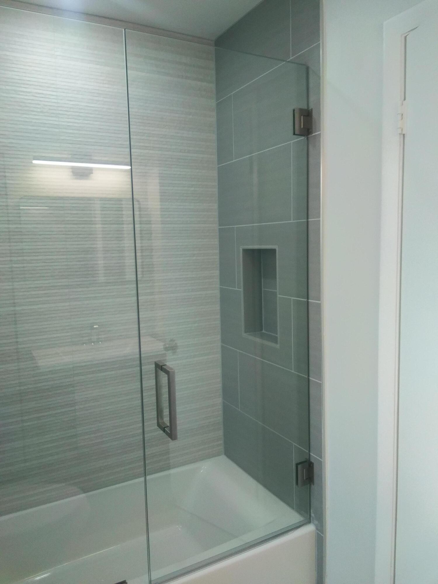 9727 North New River Canal Road, Unit 629 Plantation, FL 33324 - Photo 22 of 28 a bathroom with a bathtub