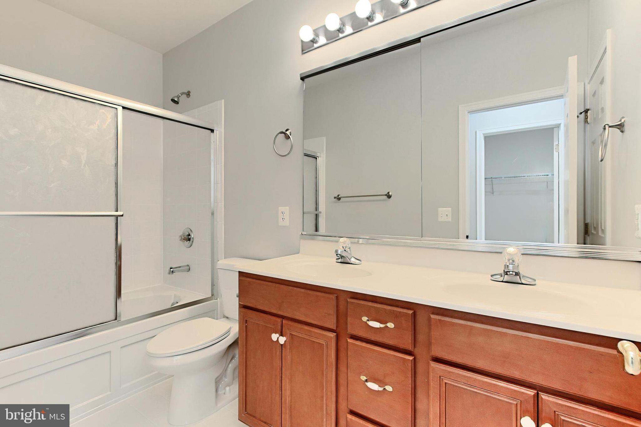 20384 Bass Rocks Terrace Ashburn, VA 20147 - Photo 27 of 44 Owners Bath w/ Linen Closet, Tile Flrg+ Tub/Shower
