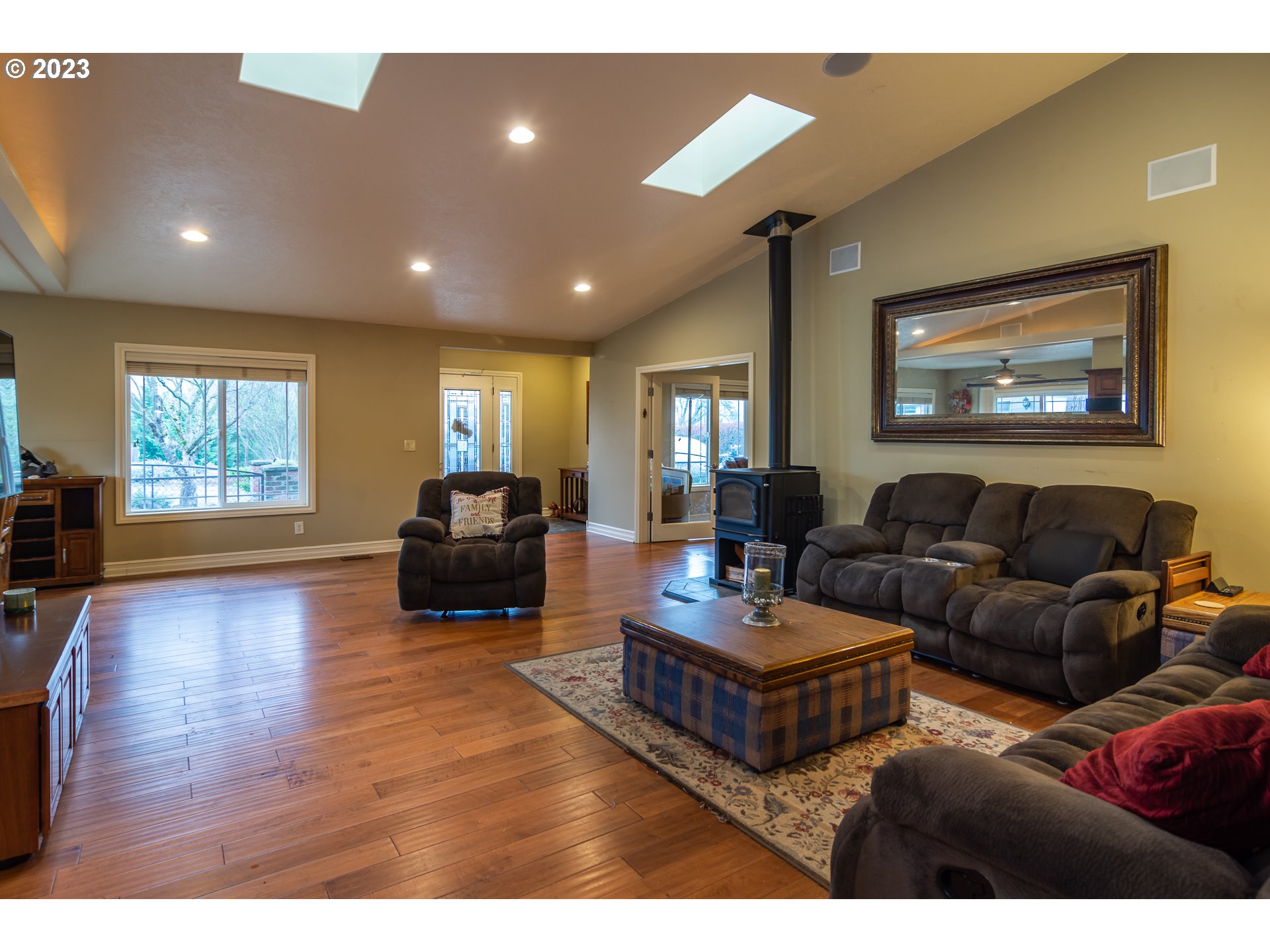 6561 Lookingglass Road Roseburg, OR 97471 - Photo 13 of 48 Living Room