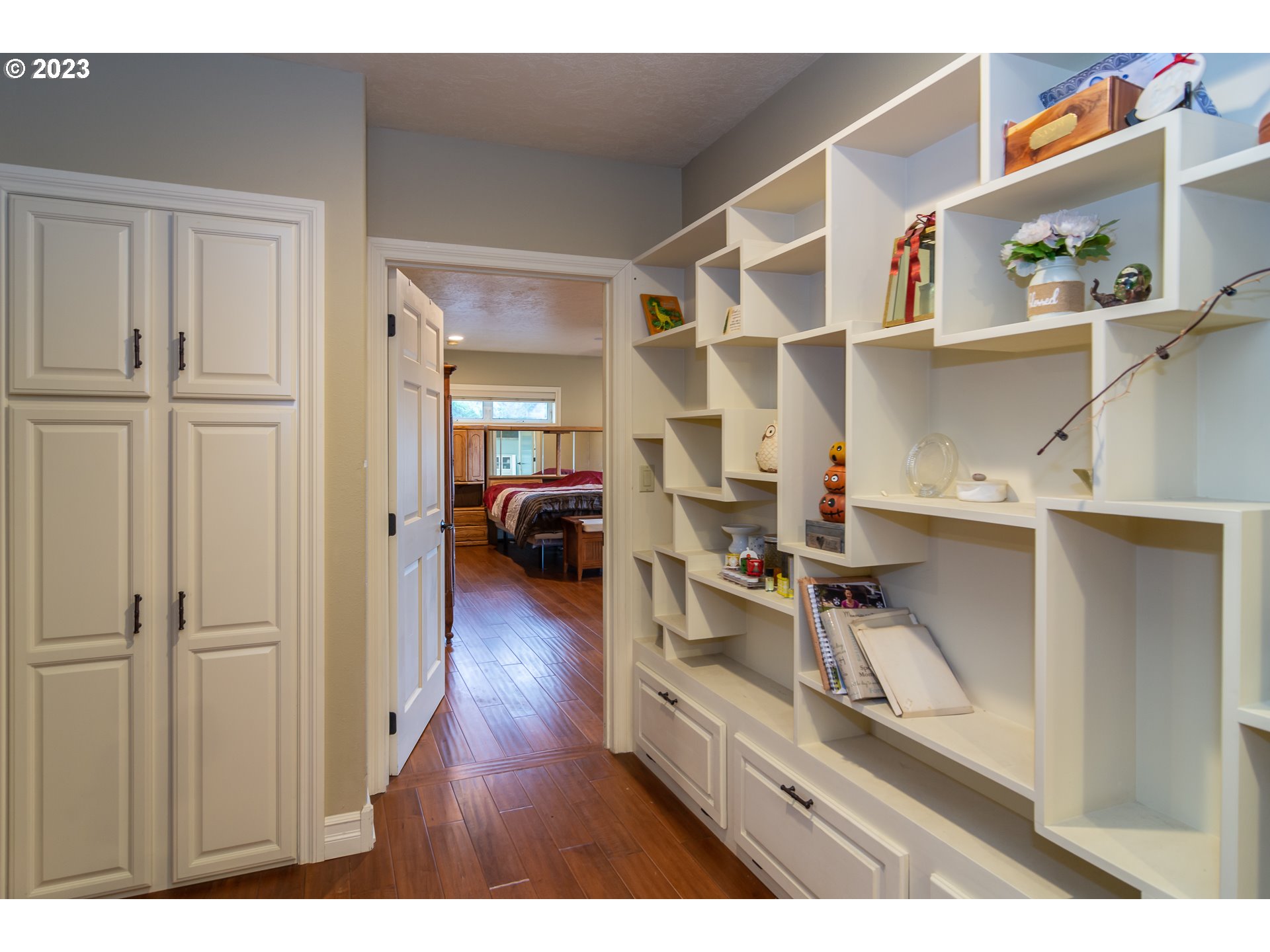 6561 Lookingglass Road Roseburg, OR 97471 - Photo 14 of 48 Hallway