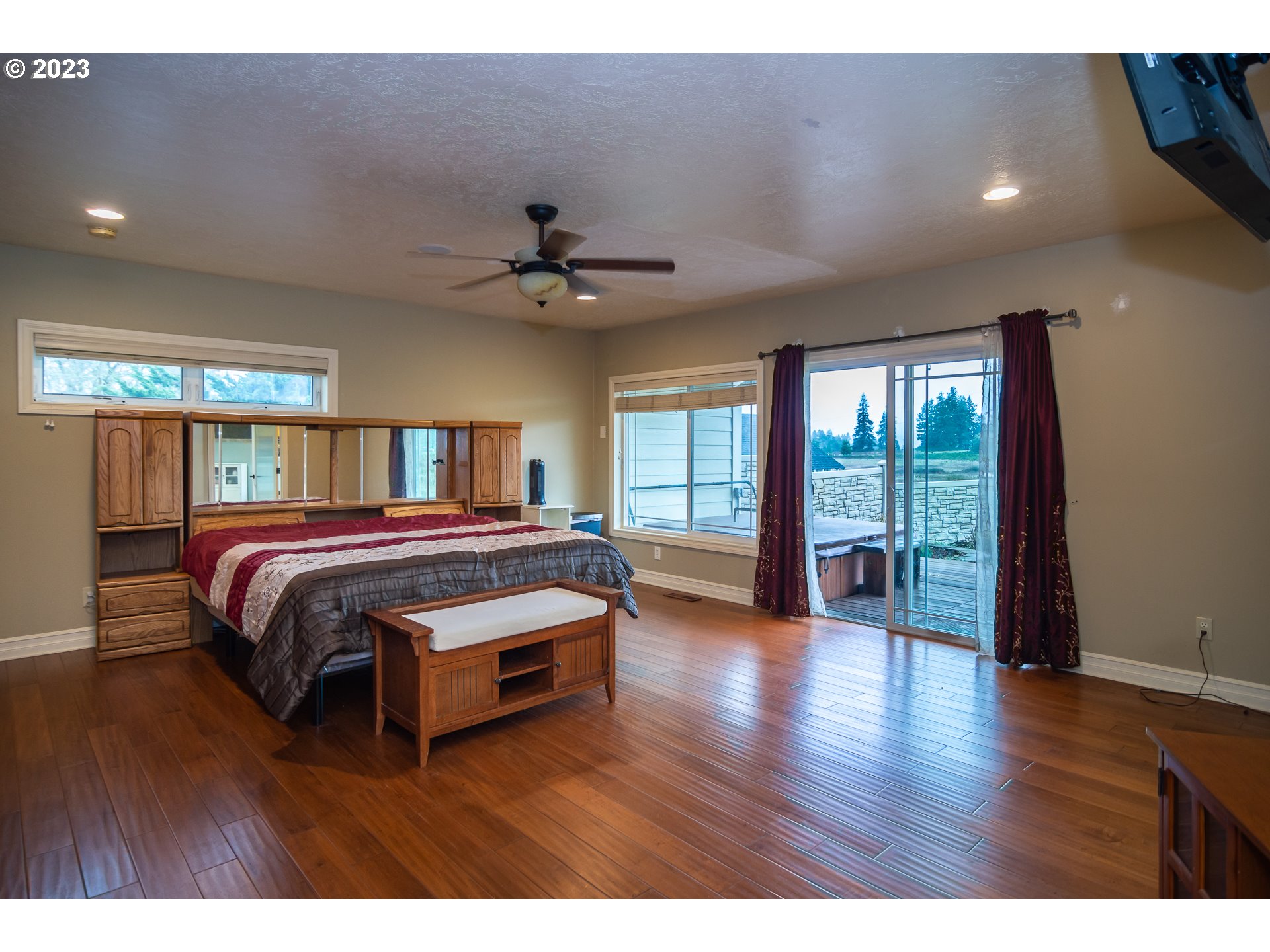 6561 Lookingglass Road Roseburg, OR 97471 - Photo 15 of 48 Owner's Suite Bedroom