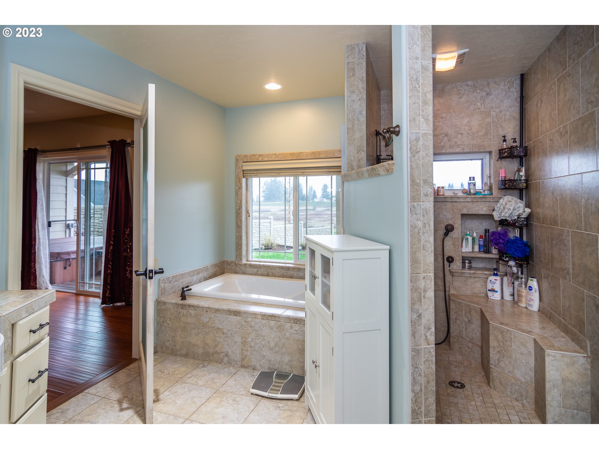 6561 Lookingglass Road Roseburg, OR 97471 - Photo 19 of 48 Owner's Suite Bathroom
