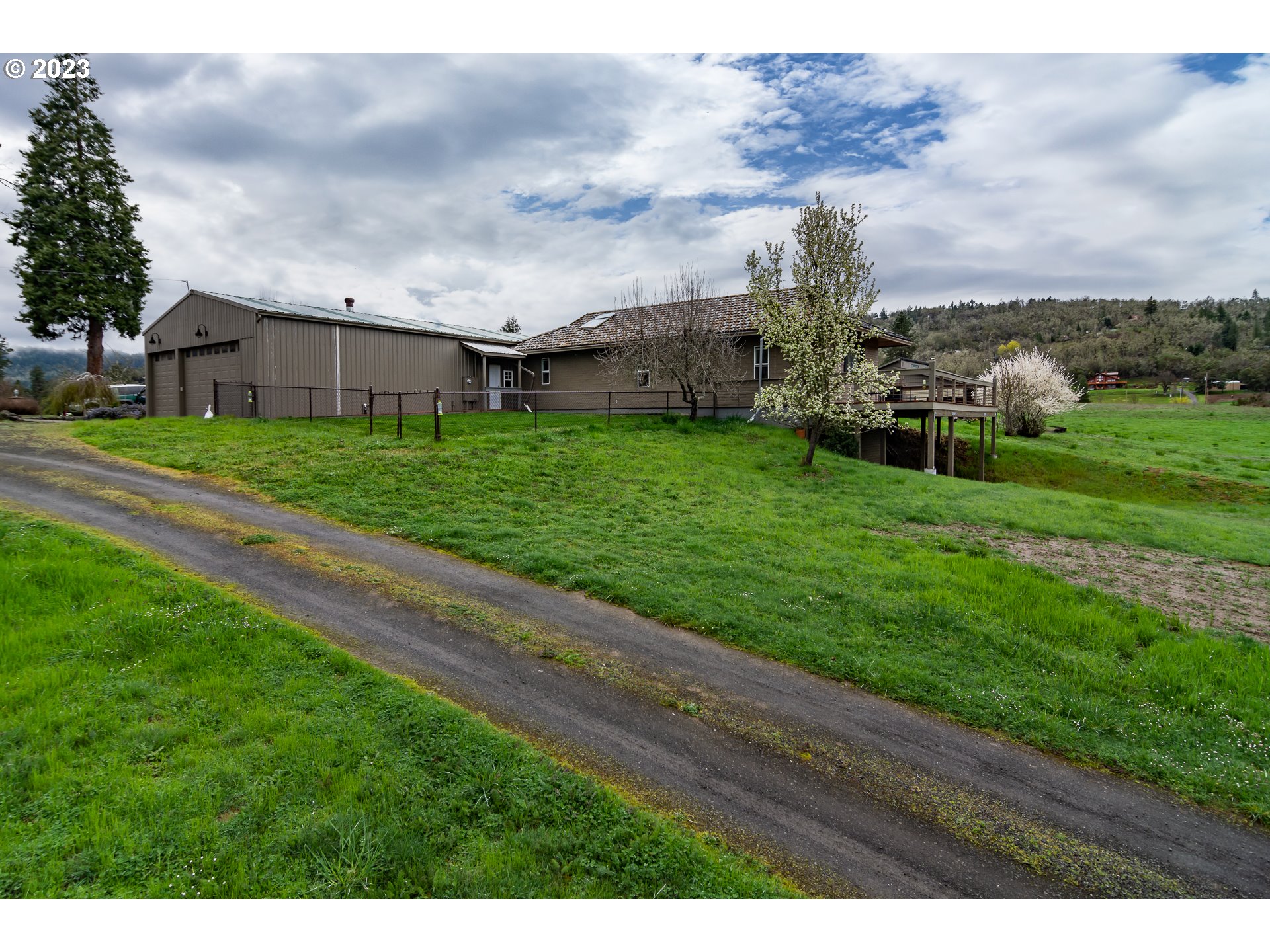 6561 Lookingglass Road Roseburg, OR 97471 - Photo 26 of 48 Guest Quarters