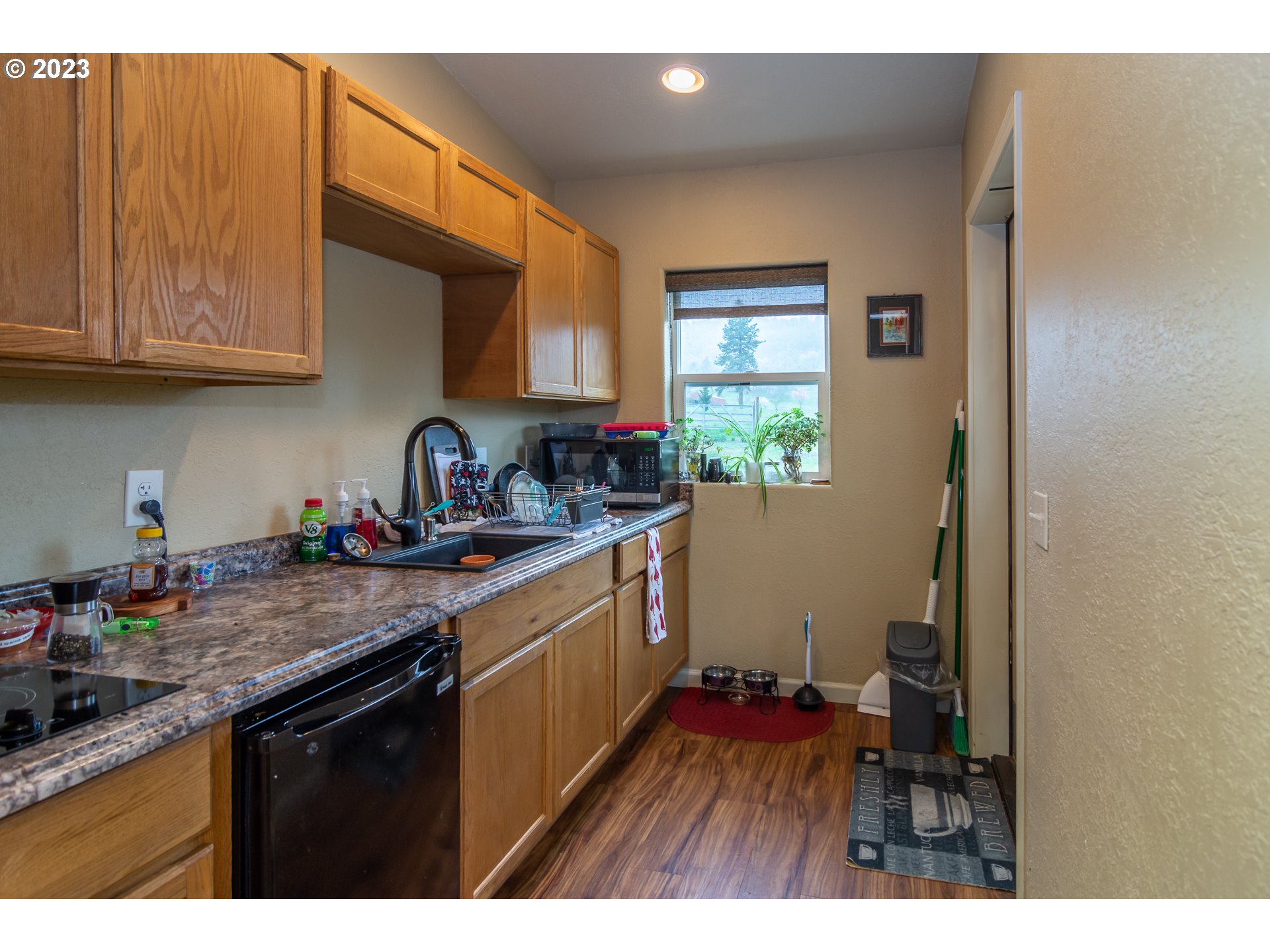 6561 Lookingglass Road Roseburg, OR 97471 - Photo 34 of 48 Guest Quarters