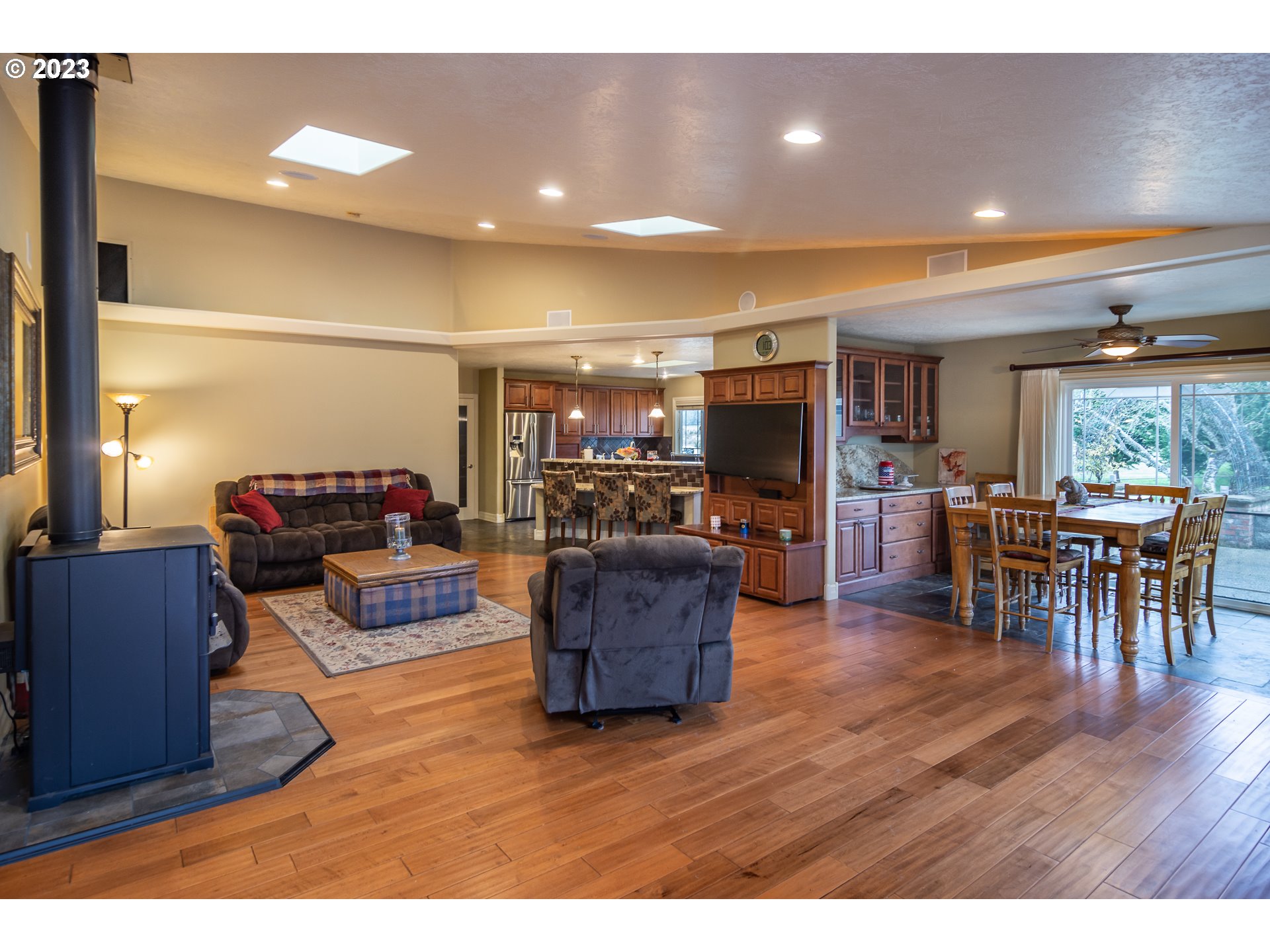 6561 Lookingglass Road Roseburg, OR 97471 - Photo 6 of 48 Living Room