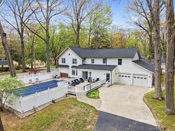 $675,000 | 385 Marquette Avenue, Holland, MI 49424