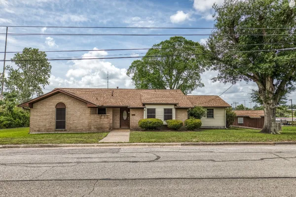 $289,000 | 407 West Glenn Street, Bellville, TX 77418