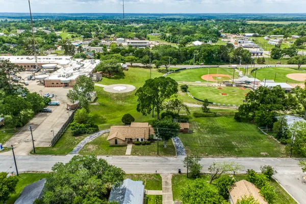 $289,000 | 407 West Glenn Street, Bellville, TX 77418