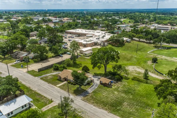 $289,000 | 407 West Glenn Street, Bellville, TX 77418
