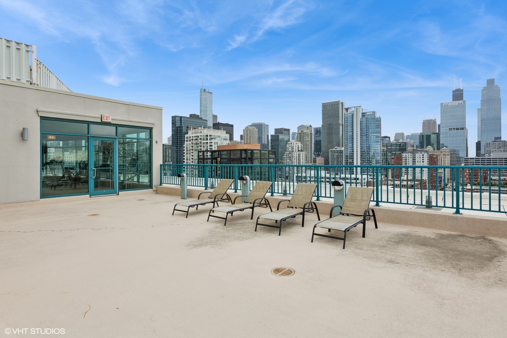 340 West Superior Street, Unit 1607 Chicago, IL 60654 - Photo 15 of 17 a view of roof with sitting area