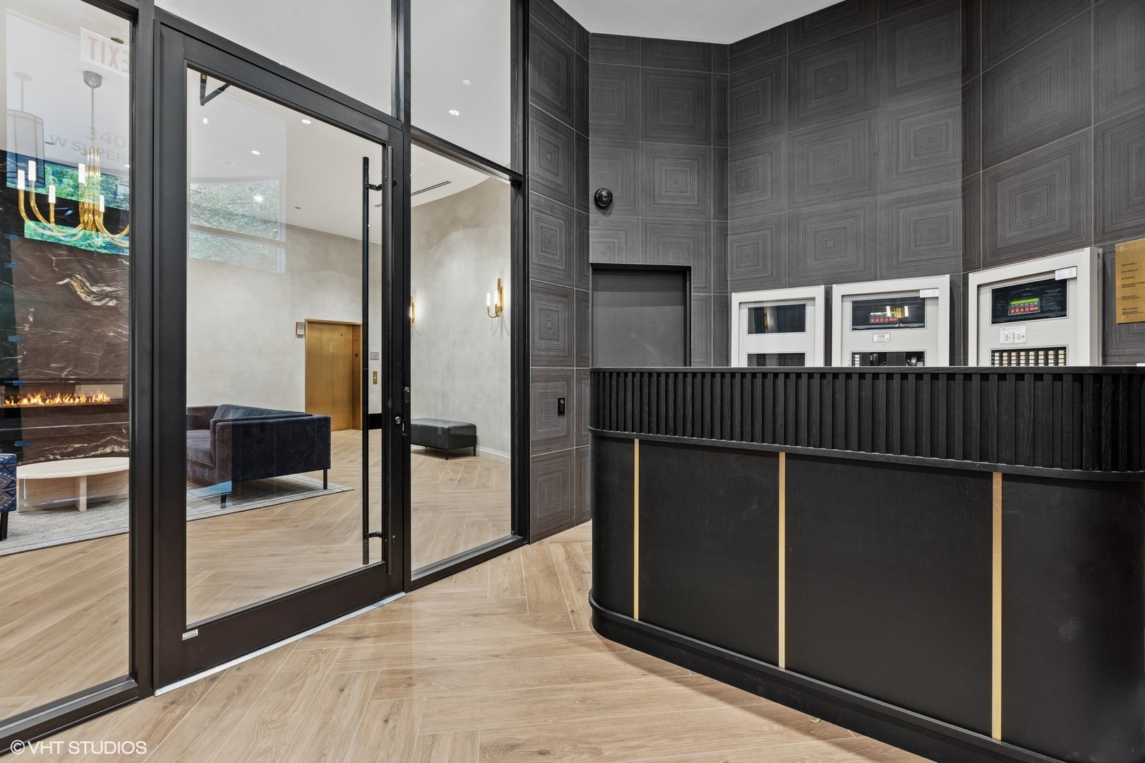 340 West Superior Street, Unit 1607 Chicago, IL 60654 - Photo 4 of 17 a locker room with window