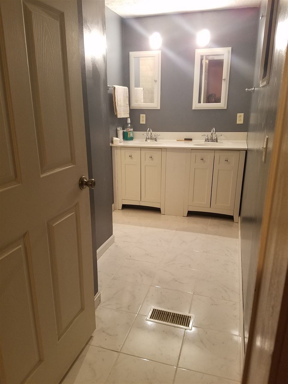 5273 Cold Springs Road Raphine, VA 24472 - Photo 28 of 37 a bathroom with a sink a mirror and a bathtub