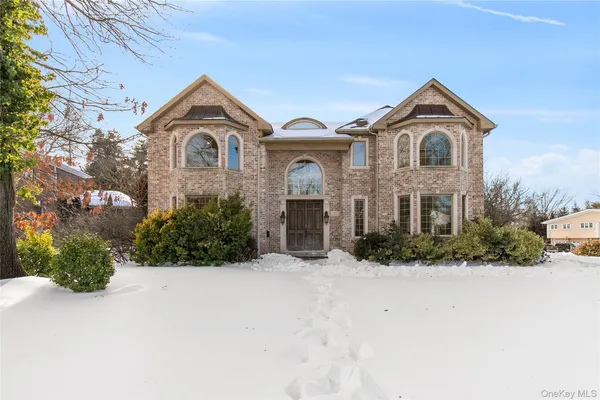 $2,600,000 | 12 Knollwood Road, Roslyn, NY 11576