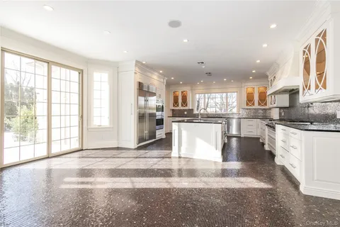 $2,588,000 | 12 Knollwood Road, Roslyn, NY 11576