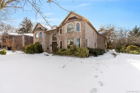 $2,588,000 | 12 Knollwood Road, Roslyn, NY 11576