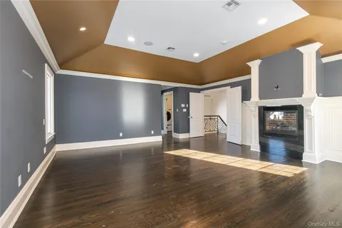 $2,588,000 | 12 Knollwood Road, Roslyn, NY 11576