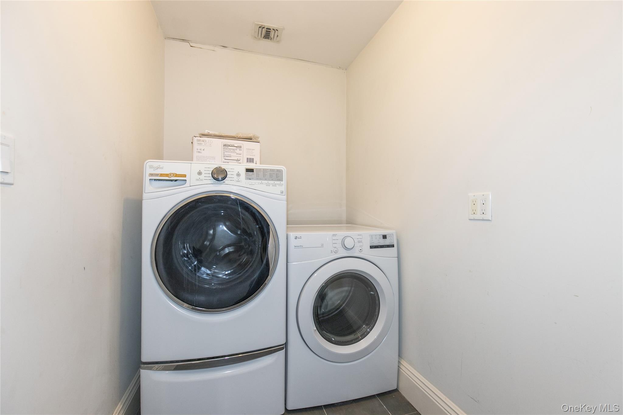 12 Knollwood Road Roslyn, NY 11576 - Photo 23 of 41 a utility room with dryer and washer