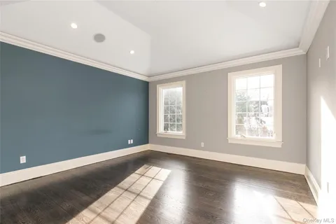 $2,588,000 | 12 Knollwood Road, Roslyn, NY 11576