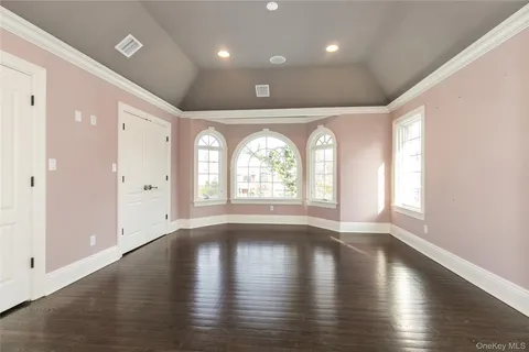 $2,588,000 | 12 Knollwood Road, Roslyn, NY 11576