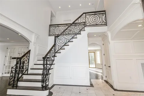 $2,588,000 | 12 Knollwood Road, Roslyn, NY 11576