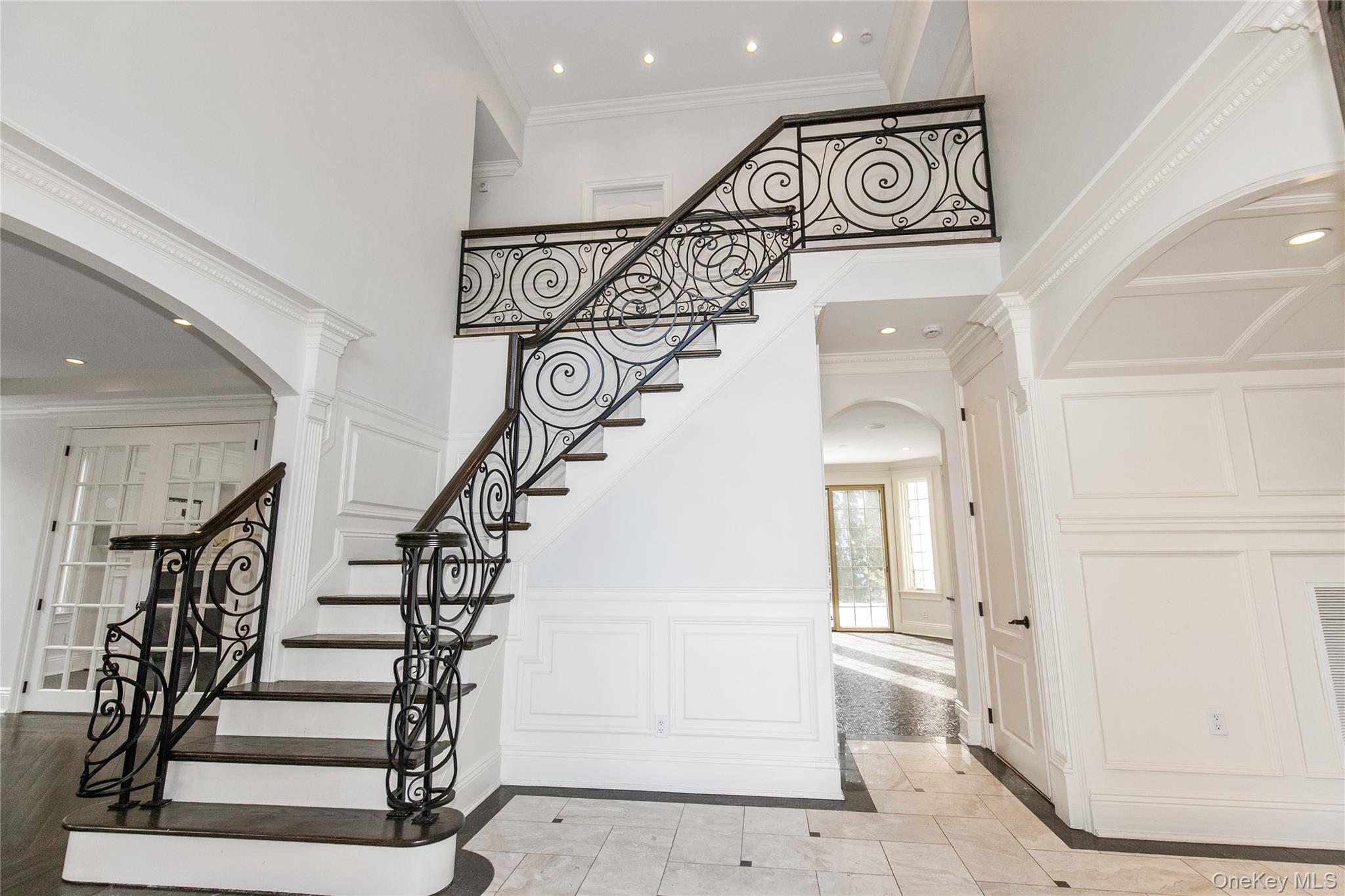 12 Knollwood Road Roslyn, NY 11576 - Photo 3 of 41 a view of entryway