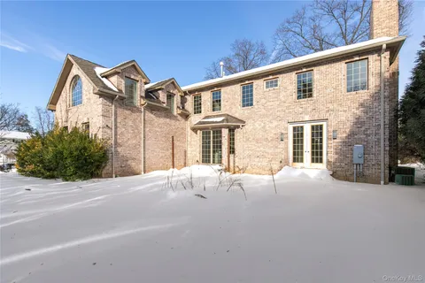 $2,588,000 | 12 Knollwood Road, Roslyn, NY 11576