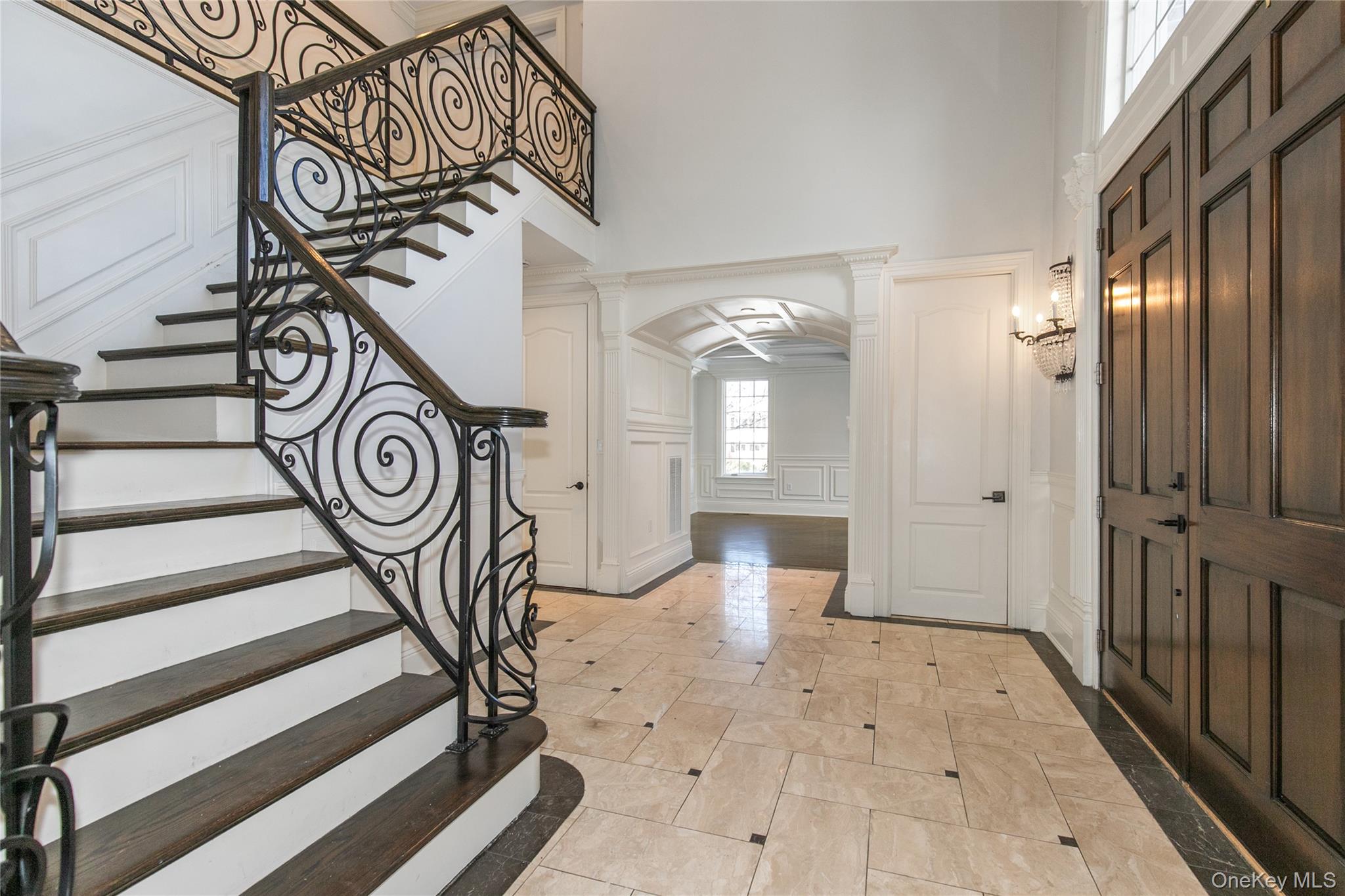 12 Knollwood Road Roslyn, NY 11576 - Photo 5 of 41 a view of entryway