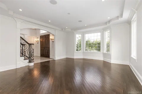 $2,588,000 | 12 Knollwood Road, Roslyn, NY 11576