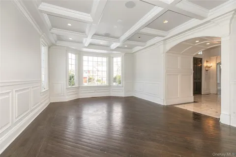 $2,588,000 | 12 Knollwood Road, Roslyn, NY 11576