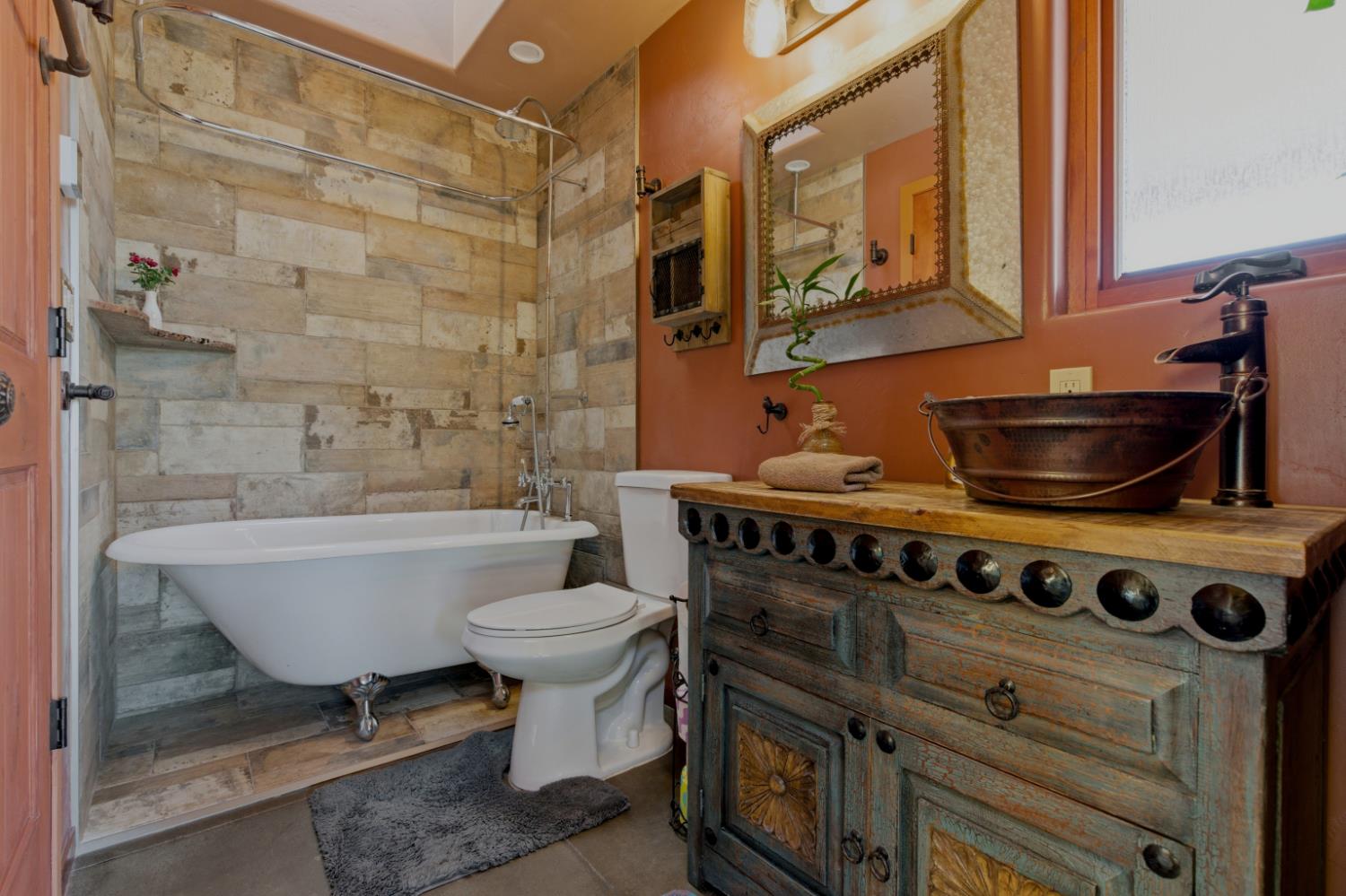12767 Newtown Road Nevada City, CA 95959 - Photo 16 of 57 a bathroom with a toilet a sink and bathtub
