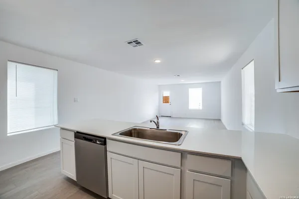 $1,500 | 12112 La Cuchilla, San Antonio, TX 78245