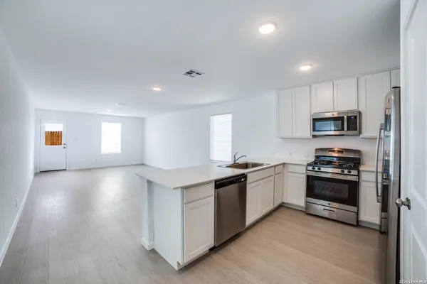 $1,500 | 12112 La Cuchilla, San Antonio, TX 78245