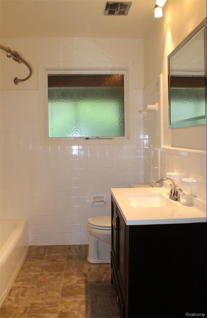 23920 Berg Road Southfield, MI 48033 - Photo 22 of 30 Berg Full Bath.JPG