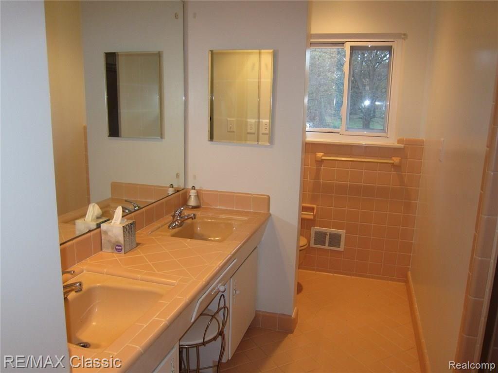 4366 Fieldbrook Road West Bloomfield, MI 48323 - Photo 18 of 19
