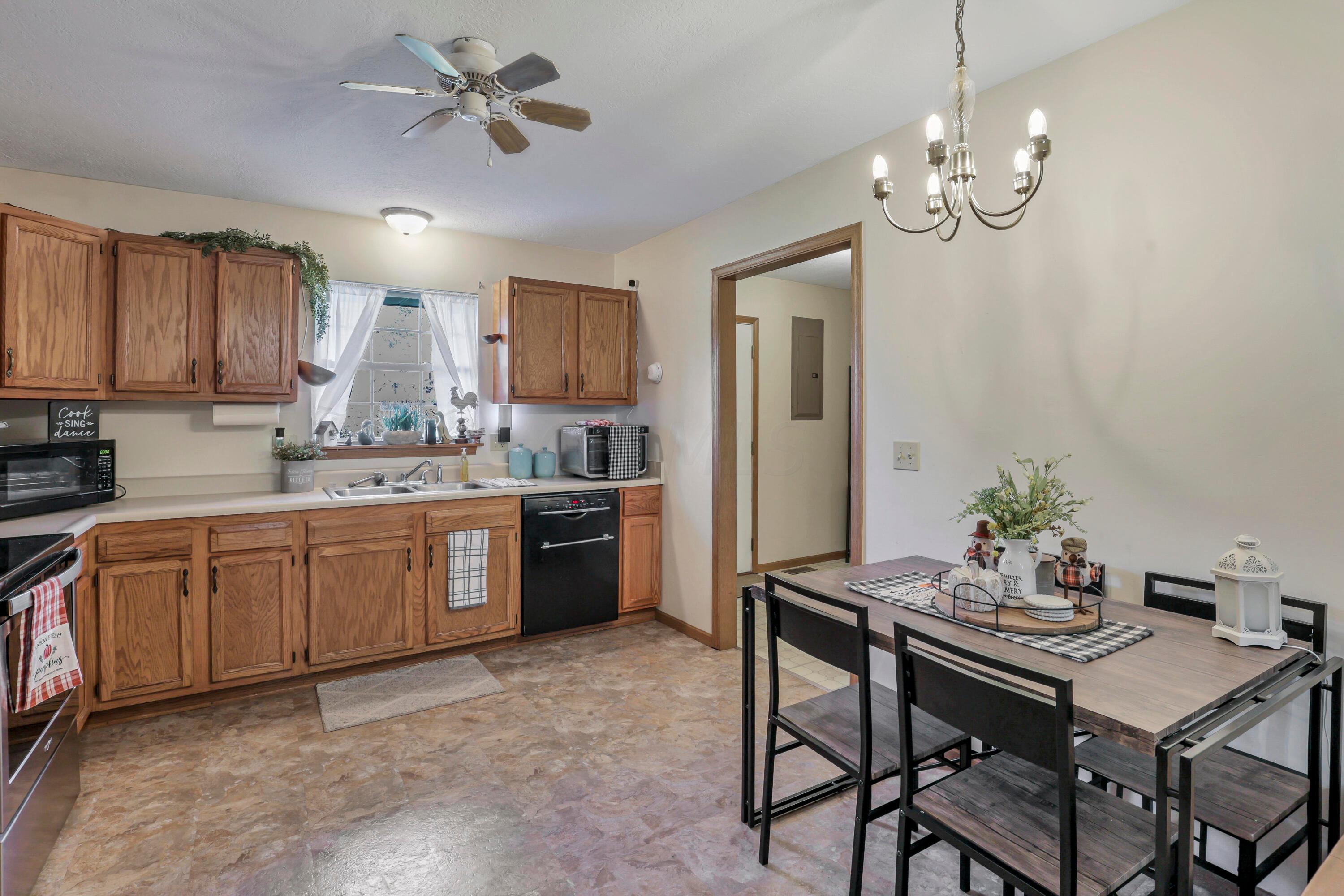7601 Crooks Road Southwest Lancaster, OH 43130 - Photo 5 of 24 0N4A5639