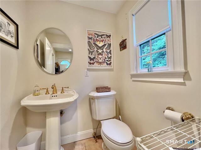 298 Erskine Road Stamford, CT 06903 - Photo 13 of 21 Main Level Powder Room
