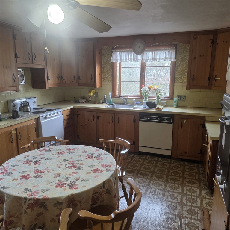 30 Woodcrest Road Springfield, MA 01129 - Photo 11 of 20