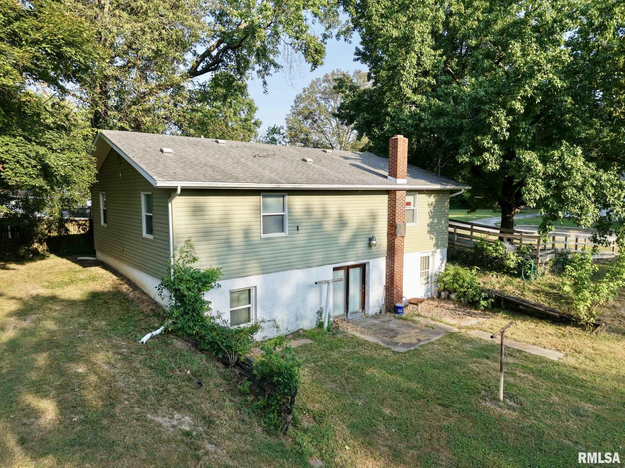 724 Division Street Benton, IL 62812 - Photo 3 of 16